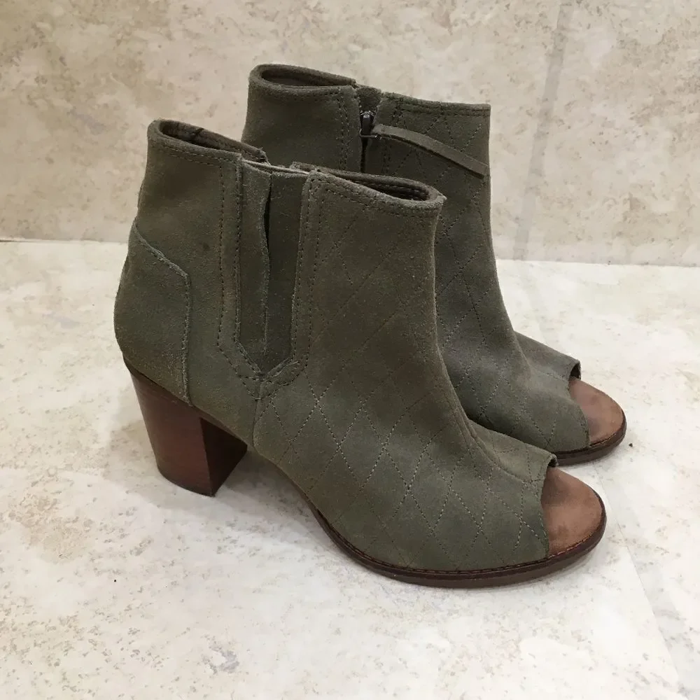 TOMS MAJORCA SUEDE PEEP TOE ANKLE BOOTS IN GREEN‎